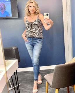 Daisy Fuentes feet photo thumbnail
