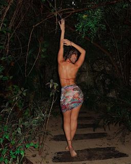 Lauren R. Wood feet photo thumbnail