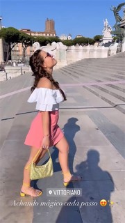 Larissa Manoela feet photo thumbnail
