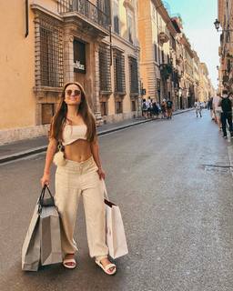 Larissa Manoela feet photo thumbnail
