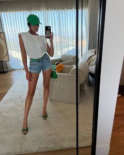 Olivia Culpo feet photo thumbnail