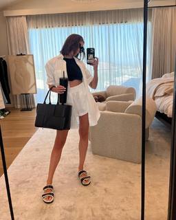 Olivia Culpo feet photo thumbnail