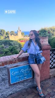 Larissa Manoela feet photo thumbnail