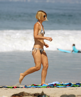 Claire Danes feet photo thumbnail