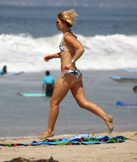 Claire Danes feet photo thumbnail