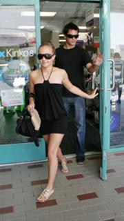 Hayden Panettiere feet photo thumbnail