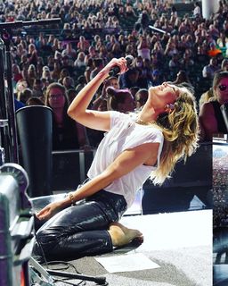 Delta Goodrem feet photo thumbnail
