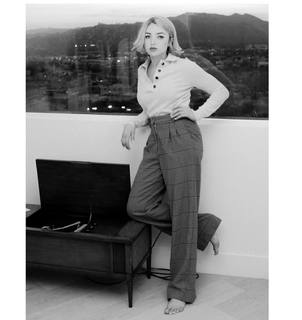 Peyton List feet photo thumbnail