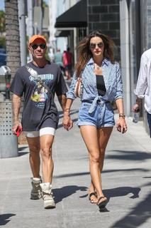 Alessandra Ambrosio feet photo thumbnail