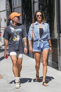 Alessandra Ambrosio feet photo thumbnail