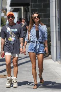 Alessandra Ambrosio feet photo thumbnail