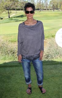 Halle Berry feet photo thumbnail
