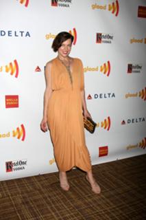 Milla Jovovich feet photo thumbnail