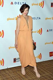 Milla Jovovich feet photo thumbnail
