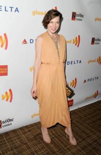Milla Jovovich feet photo thumbnail