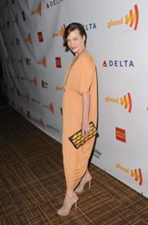 Milla Jovovich feet photo thumbnail