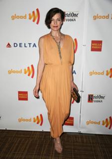 Milla Jovovich feet photo thumbnail
