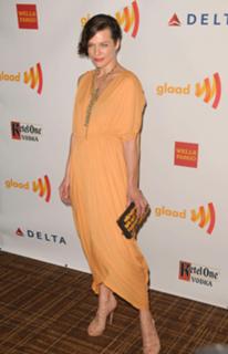 Milla Jovovich feet photo thumbnail