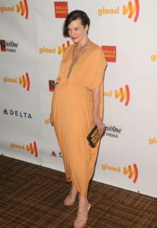 Milla Jovovich feet photo thumbnail