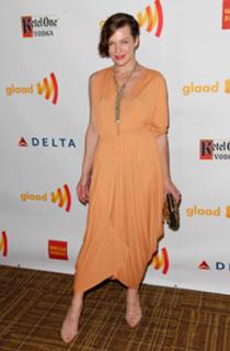Milla Jovovich feet photo thumbnail