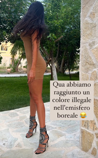 Valentina Vignali feet photo thumbnail