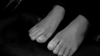 Ariana Grande feet photo thumbnail
