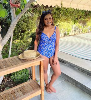 Mindy Kaling feet photo thumbnail