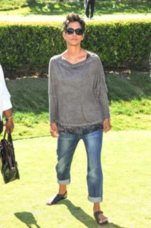 Halle Berry feet photo thumbnail
