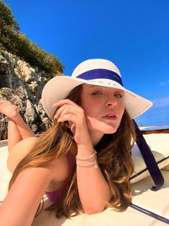 Larissa Manoela feet photo thumbnail