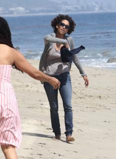 Halle Berry feet photo thumbnail