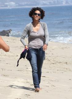 Halle Berry feet photo thumbnail
