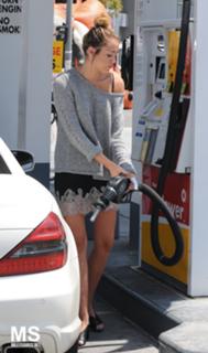 Miley Cyrus feet photo thumbnail