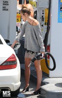 Miley Cyrus feet photo thumbnail