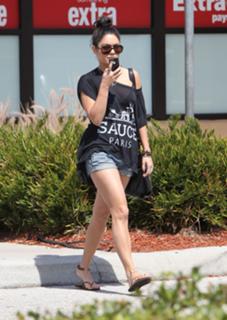 Vanessa Hudgens feet photo thumbnail