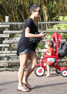 Vanessa Hudgens feet photo thumbnail