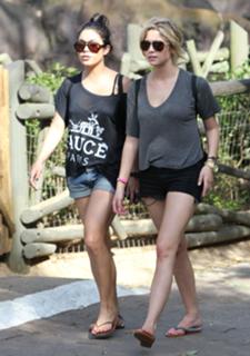 Vanessa Hudgens feet photo thumbnail