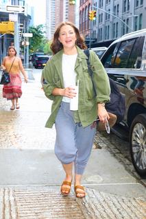 Drew Barrymore feet photo thumbnail