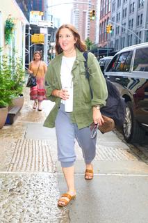 Drew Barrymore feet photo thumbnail
