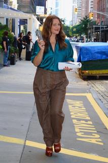 Drew Barrymore feet photo thumbnail