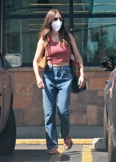 Alison Brie feet photo thumbnail
