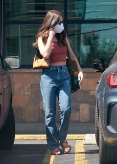 Alison Brie feet photo thumbnail