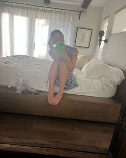 Katharine McPhee feet photo thumbnail