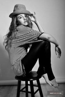 Shailene Woodley feet photo thumbnail