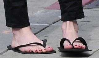 Emma Roberts feet photo thumbnail