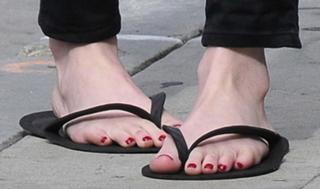 Emma Roberts feet photo thumbnail