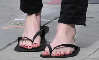 Emma Roberts feet photo thumbnail