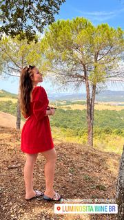 Larissa Manoela feet photo thumbnail