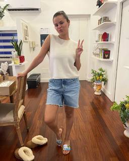 Selena Gomez feet photo thumbnail