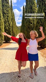 Larissa Manoela feet photo thumbnail