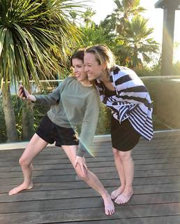 Anna Kendrick feet photo thumbnail
